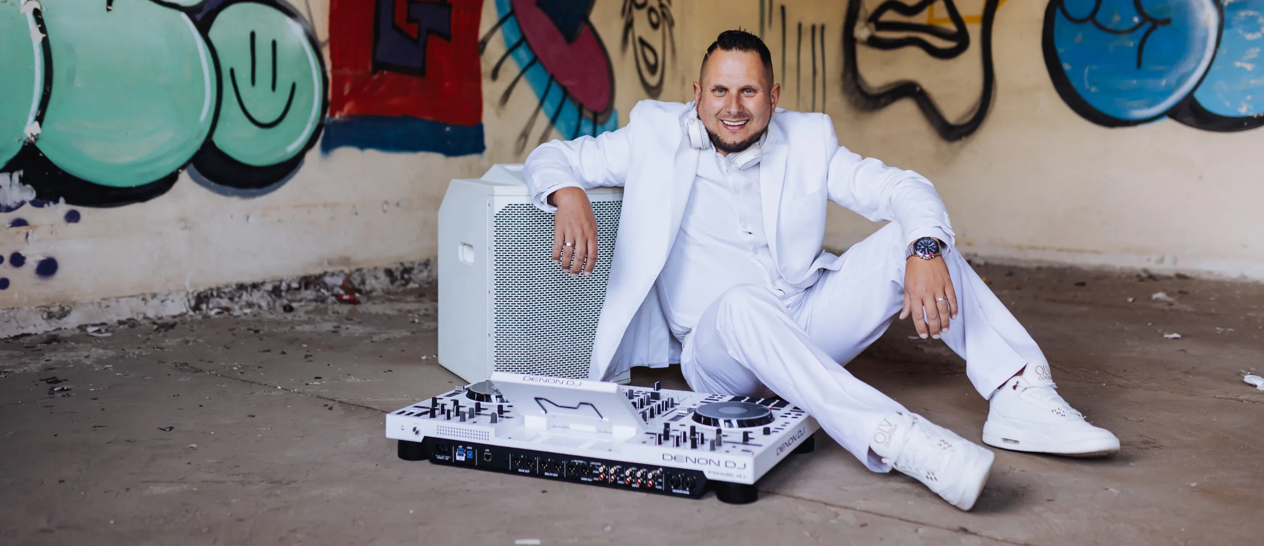 Dj na wesele Szczecin, Dj Perszol z konsola na tle graffiti w Szczecinie